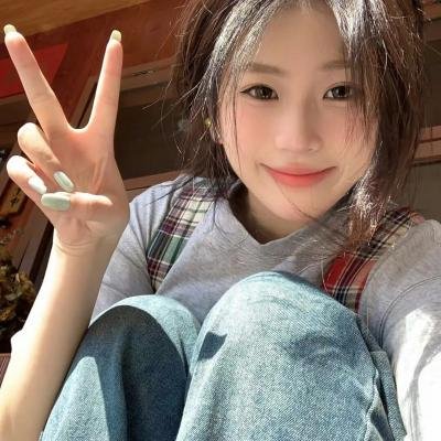 泳池里的男孩